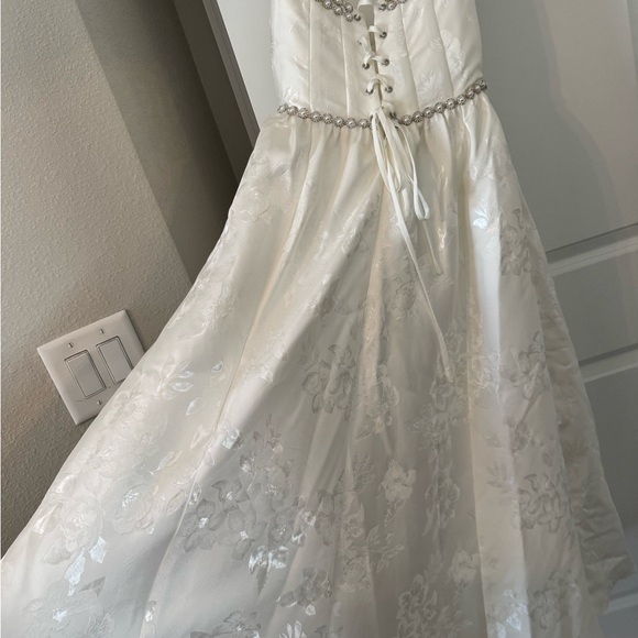 The Lucia Dress in White Baroque Floral V. Chapman corset jacquard - Picture 12 of 13